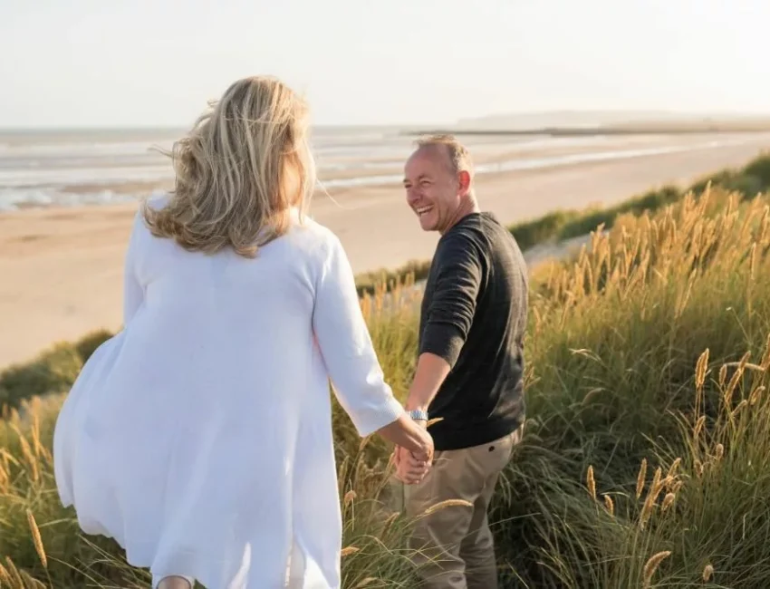 dxthm1000.camber-sands-beach-senior-couple-lifestyle-photographer-uk